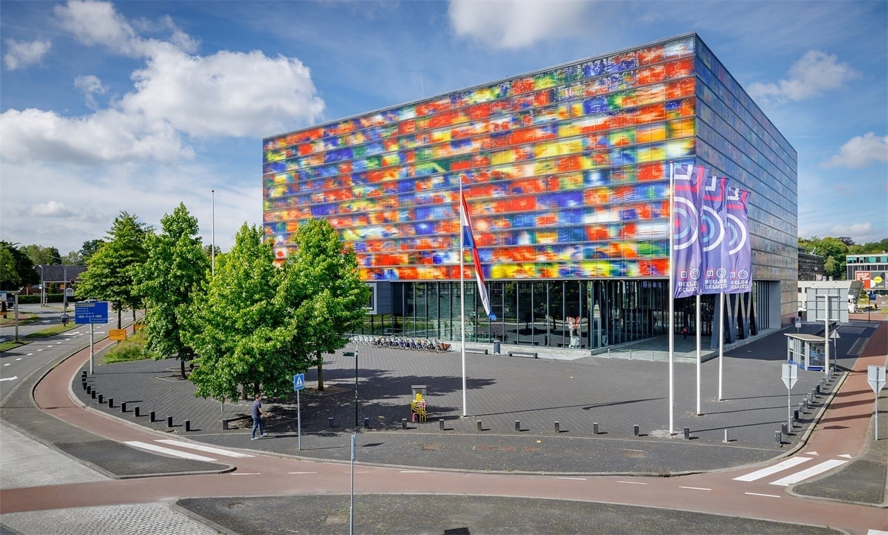De kleurrijke glasgevel van Beeld & Geluid in Hilversum