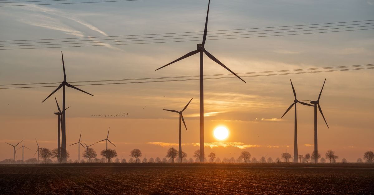 Schilderachtig uitzicht op windturbines bij zonsondergang in Koningsbosch, Limburg, Nederland.