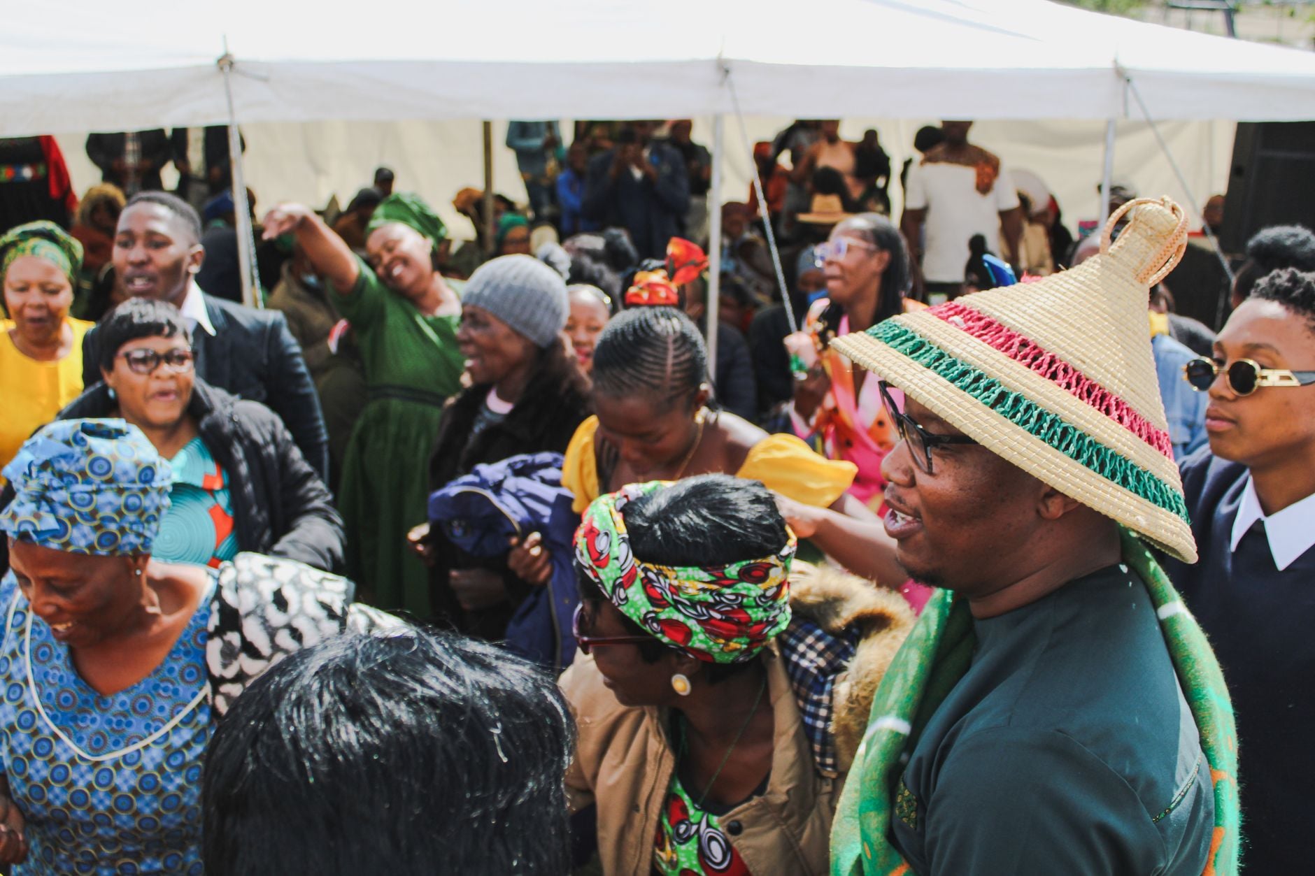 Kleurvolle buitenfestival scène in Zuid-Afrika met een blije menigte die viert.