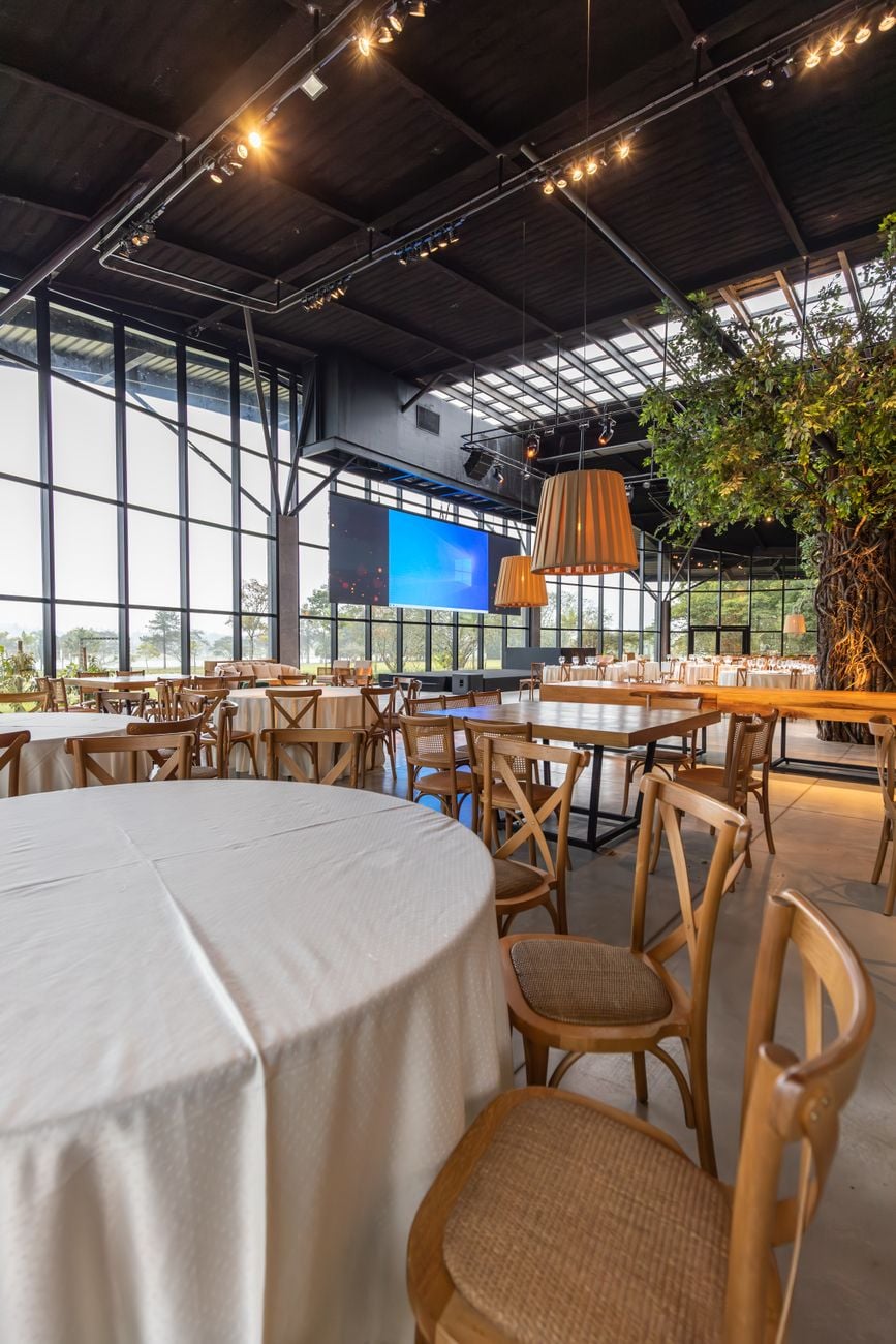 Verfijnd interieur van een moderne eetruimte met grote ramen en elegante inrichting.