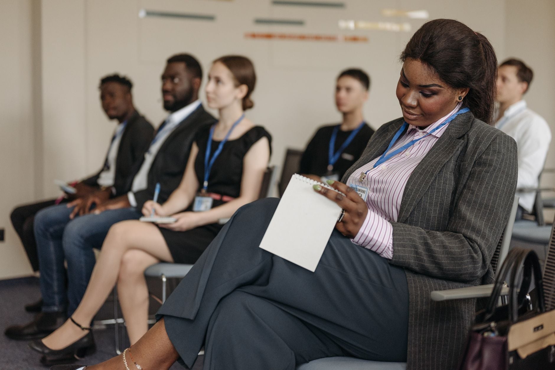 Zakelijke professionals zijn bezig met een seminar, maken aantekeningen en luisteren aandachtig.