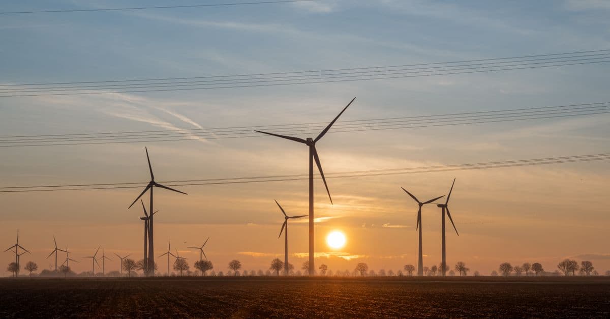 Schilderachtige zonsondergang met windturbines in Koningsbosch, Limburg, Nederland.