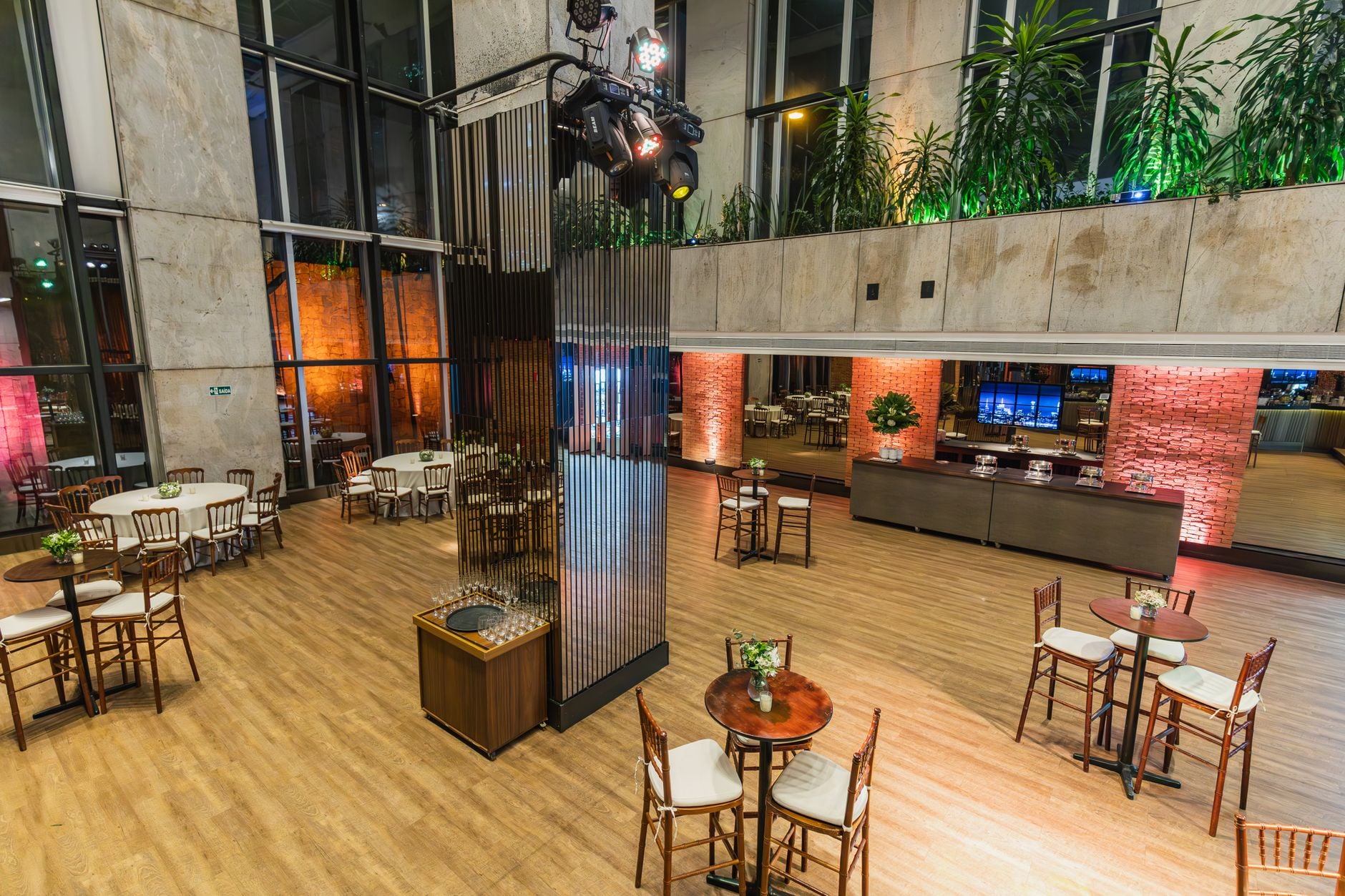 Ruime binnensetting met elegante decoratie, klaar voor evenementen en vieringen.