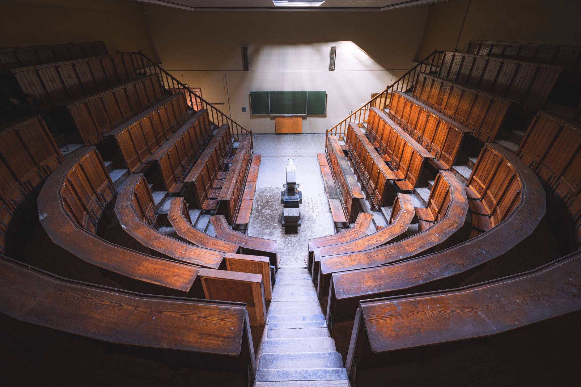 Lege vintage collegezaal met houten banken en een schoolbord, vanuit een vogelperspectief bekeken.