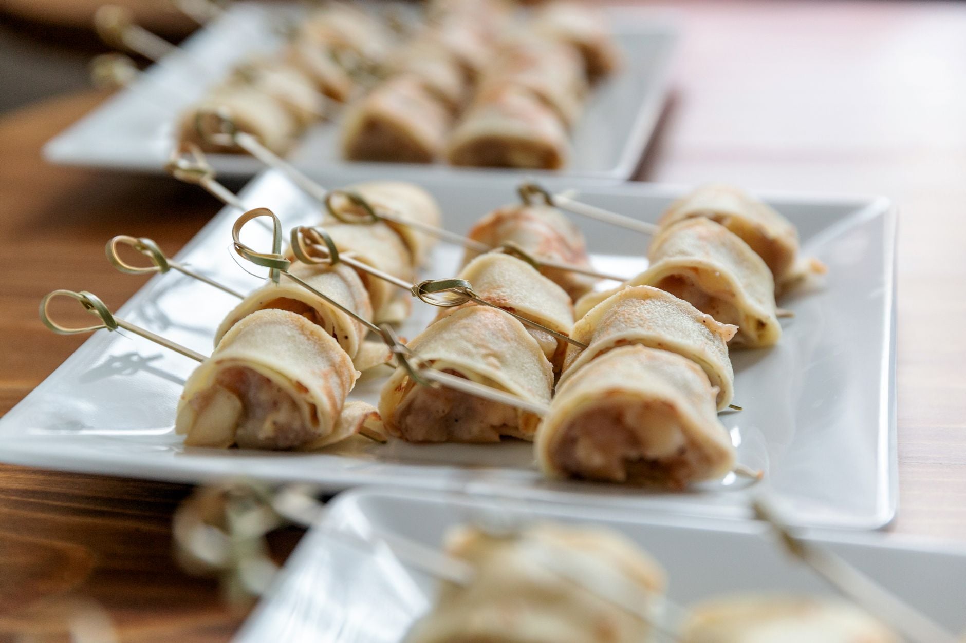 Heerlijk geplaatste rolletjes hapjes op spiesen, perfect voor evenementen.