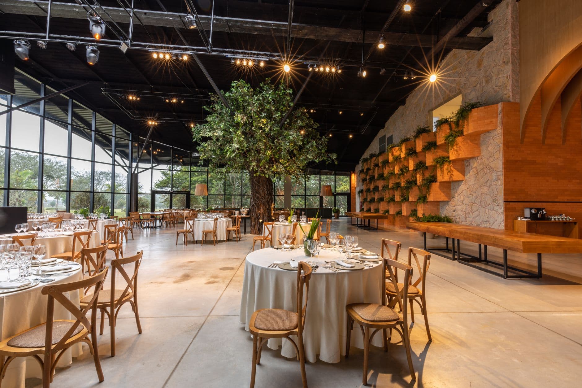 Elegante restaurantinterieur met weelderige binnentrees en een verfijnde eettafel, perfect voor chique evenementen.