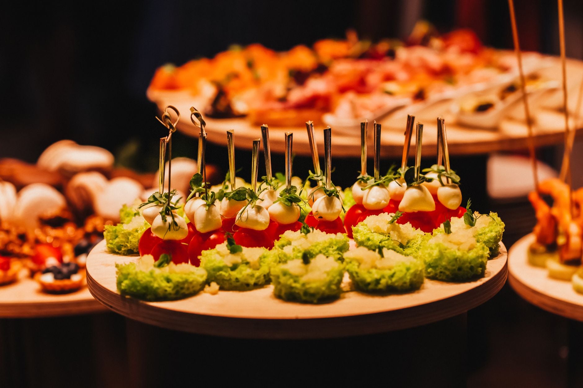 Elegante presentatie van gastronomische hapjes en canapés met verse kruiden en toppings.