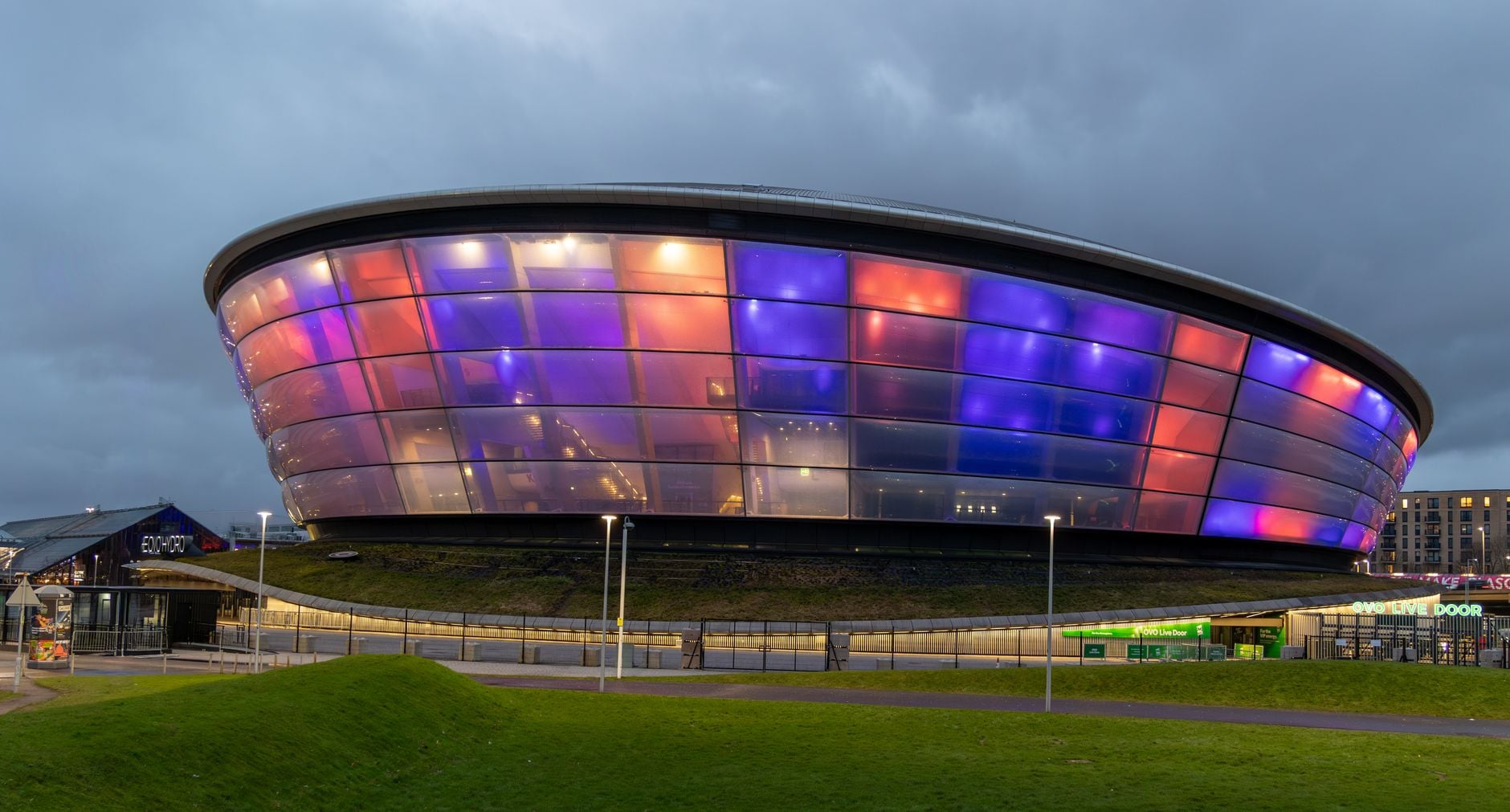 Levendig nachtzicht op de Ovo Hydro in Glasgow, Schotland, met schitterende kleuren.