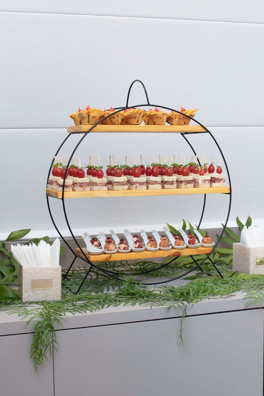 Stijlvolle catering met diverse hapjes tijdens een evenement in Belo Horizonte, Brazilië.