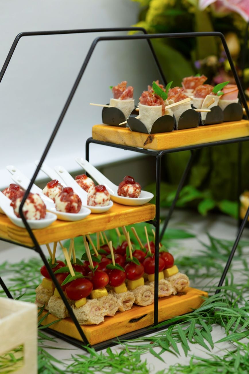 Assortiment van Canapés elegant gepresenteerd op een etagère op een Braziliaans evenement.