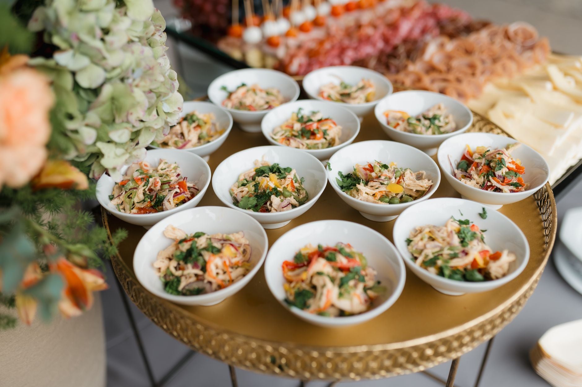 Een buffet met diverse heerlijke hapjes geserveerd in kleine schaaltjes, perfect voor evenementen.