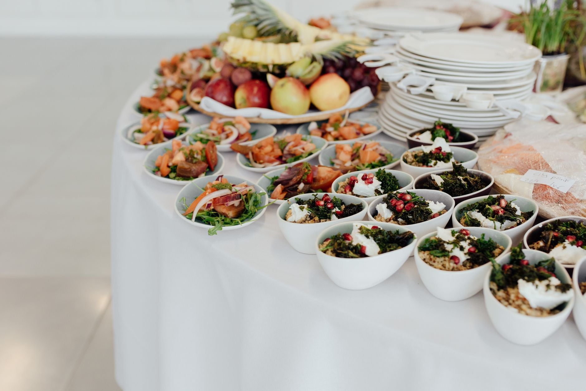 Een prachtig ingerichte buffettafel met diverse delicatessen, fruit en salades, ideaal voor evenementen en bijeenkomsten.