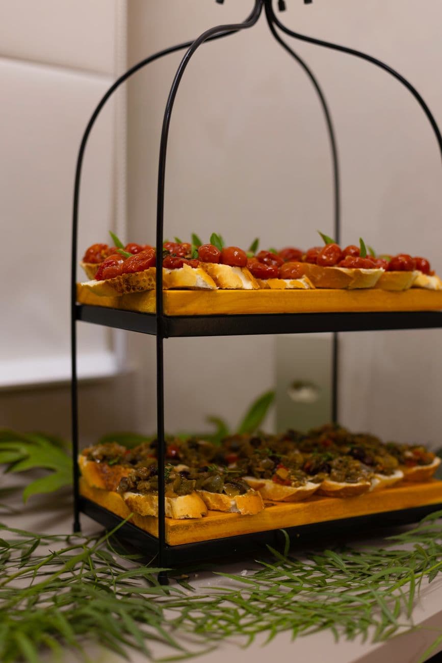 Elegante presentatie van gastronomische bruschetta met toppings tijdens een evenement in Belo Horizonte.