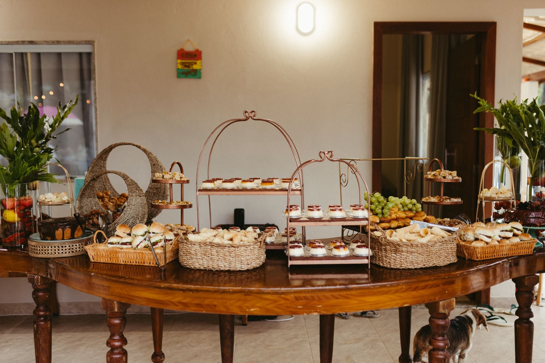 Een prachtig opgemaakt buffet met diverse gebakjes, broodsoorten en vers fruit in een stijlvolle binnenomgeving.