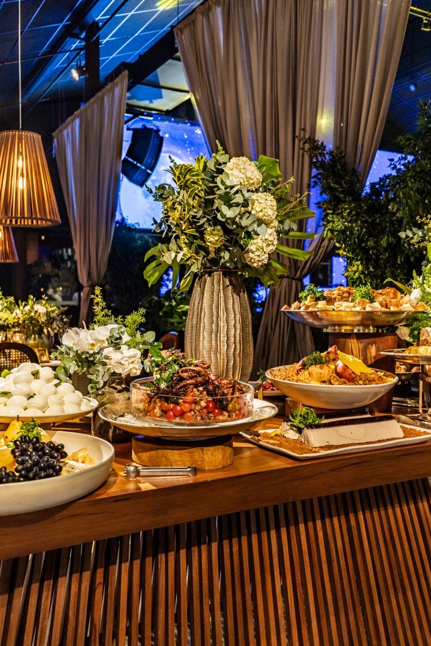 Een prachtig ingedeelde buffettafel met bloemen decor in een restaurant omgeving.