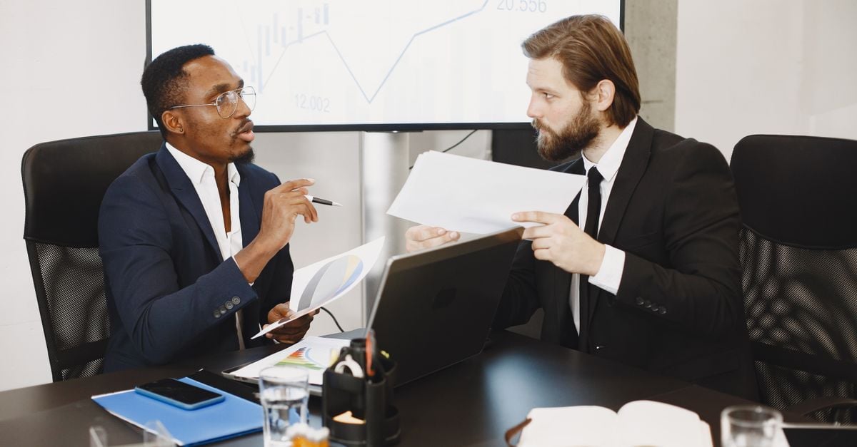 Gratis stockfoto met Afro-Amerikaanse man, bedrijfsanalyse, bedrijfsinteractie
