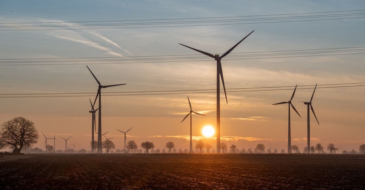 Prachtige zonsondergang met windturbines in Koningsbosch, Limburg, Nederland.