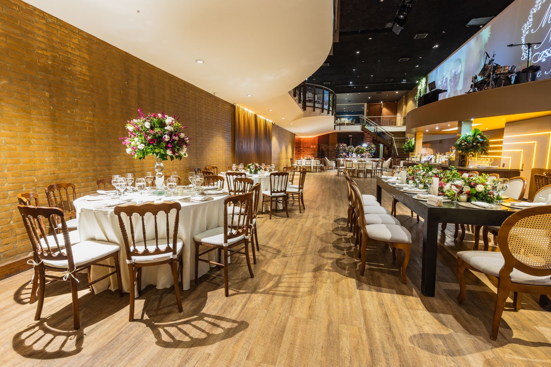 Luxueuze trouwzaal ingericht voor een receptie met elegante tafelopstellingen en bloemendecoraties.
