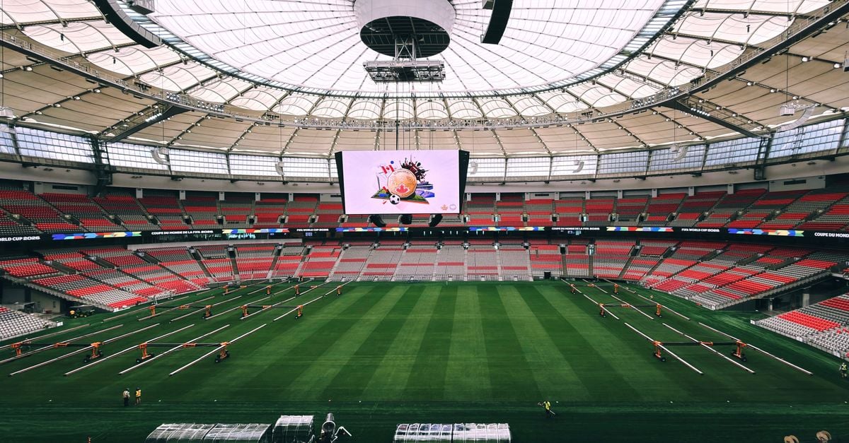 Interieurfoto van het BC Place Stadium in Vancouver, met de enorme tribune en de geavanceerde dakconstructie.