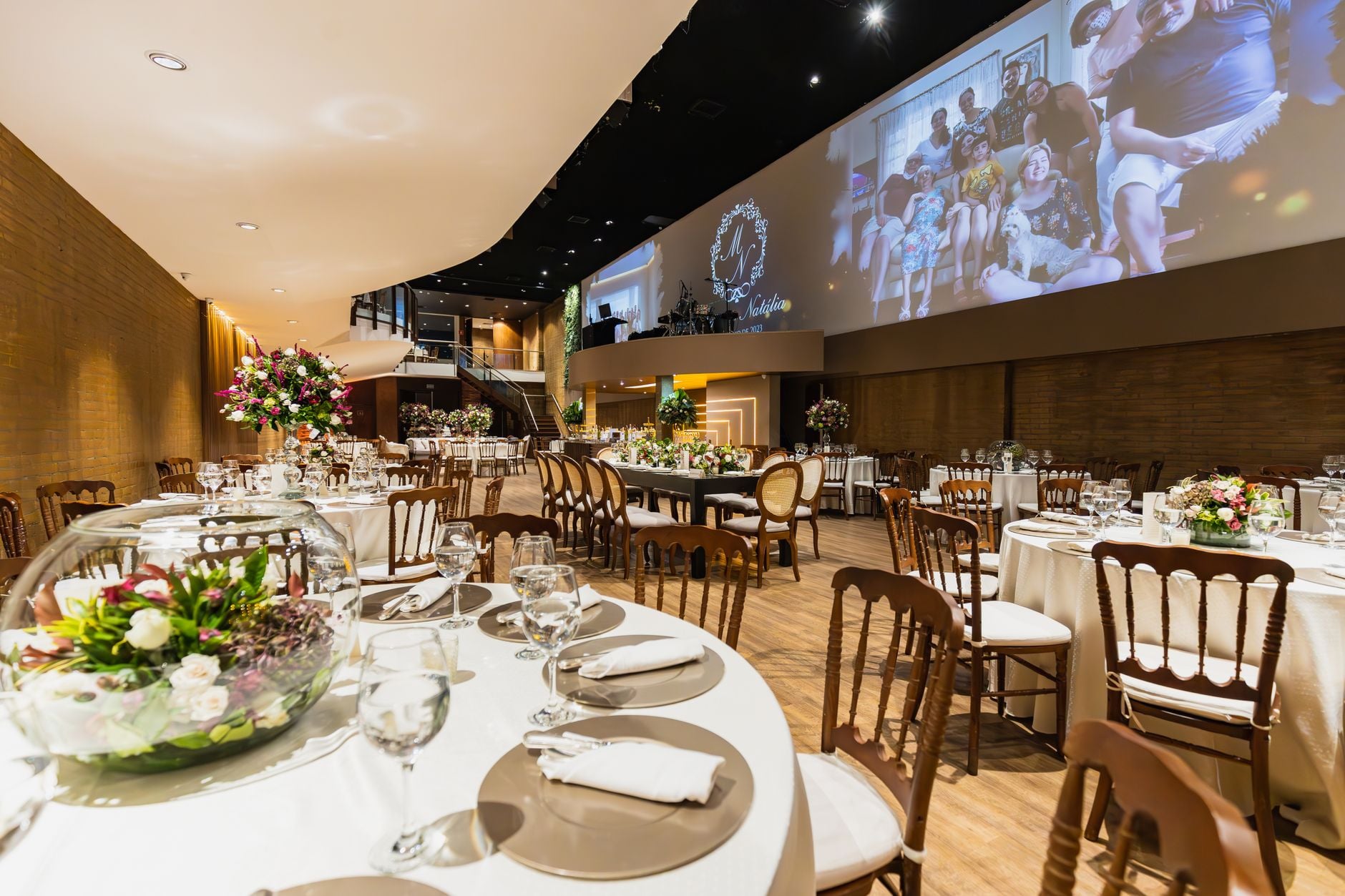 Een elegante opstelling voor de huwelijksreceptie met bloemarrangementen en stijlvolle tafelschikkingen in een ruime locatie.