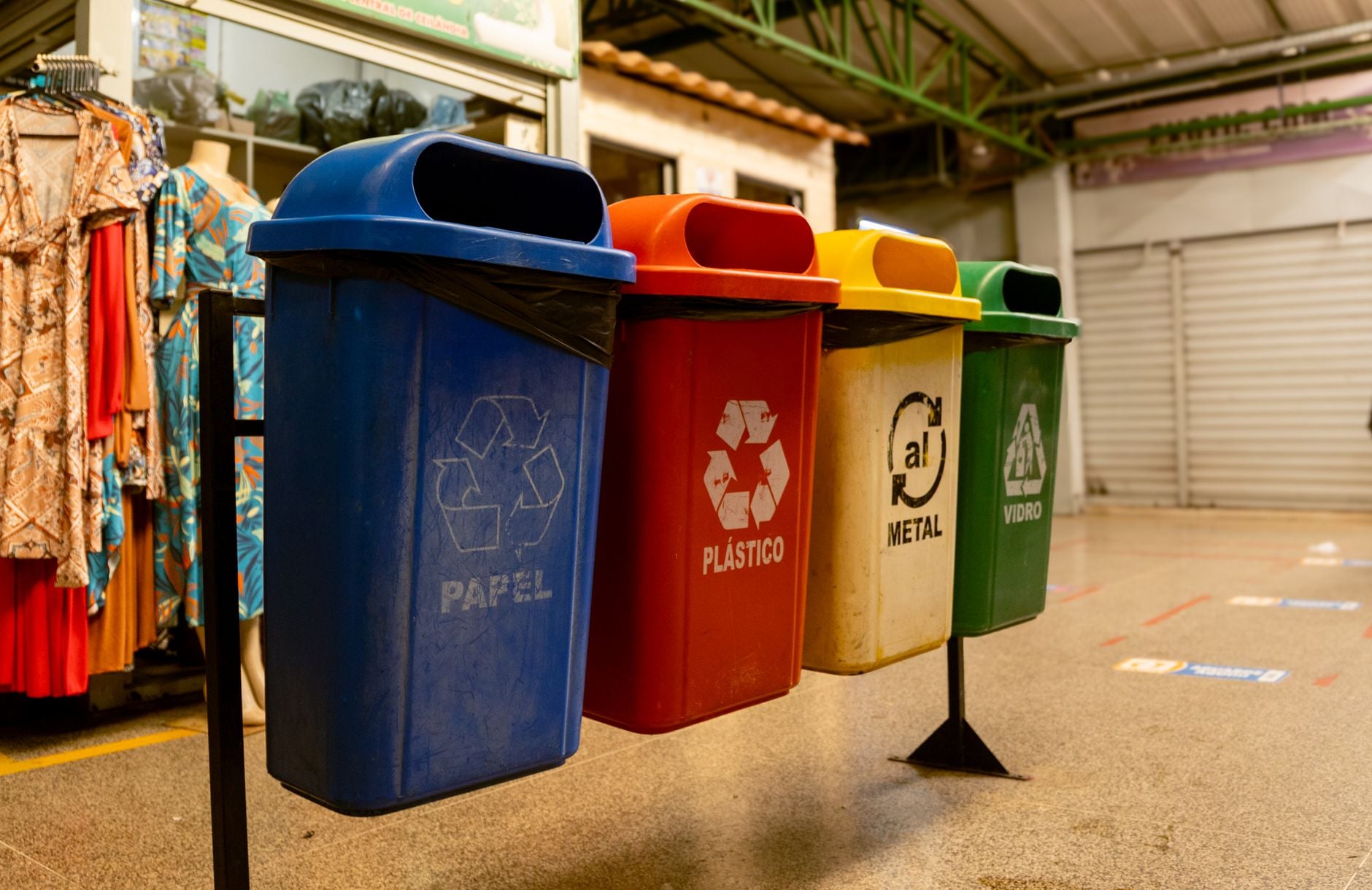 Vier recyclingbakken voor papier, plastic, metaal en glas binnen.