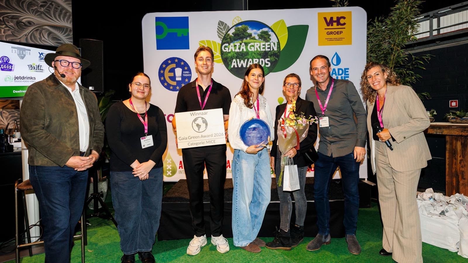 Winnaars van de Gaia Green Award (categorie MICE-locaties) met de award op het podium