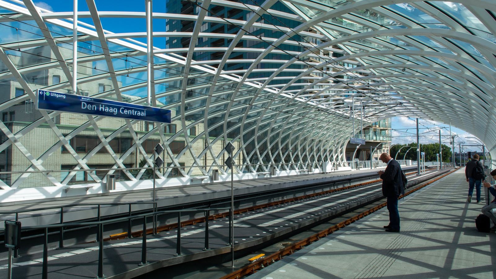 Reiziger op het luchtige perron van station Den Haag Centraal