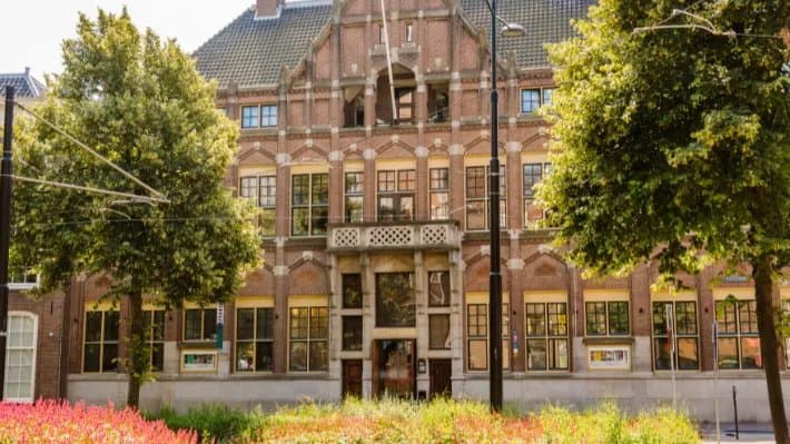 Vier Haagse monumenten waar de geschiedenis gewoon meevergadert