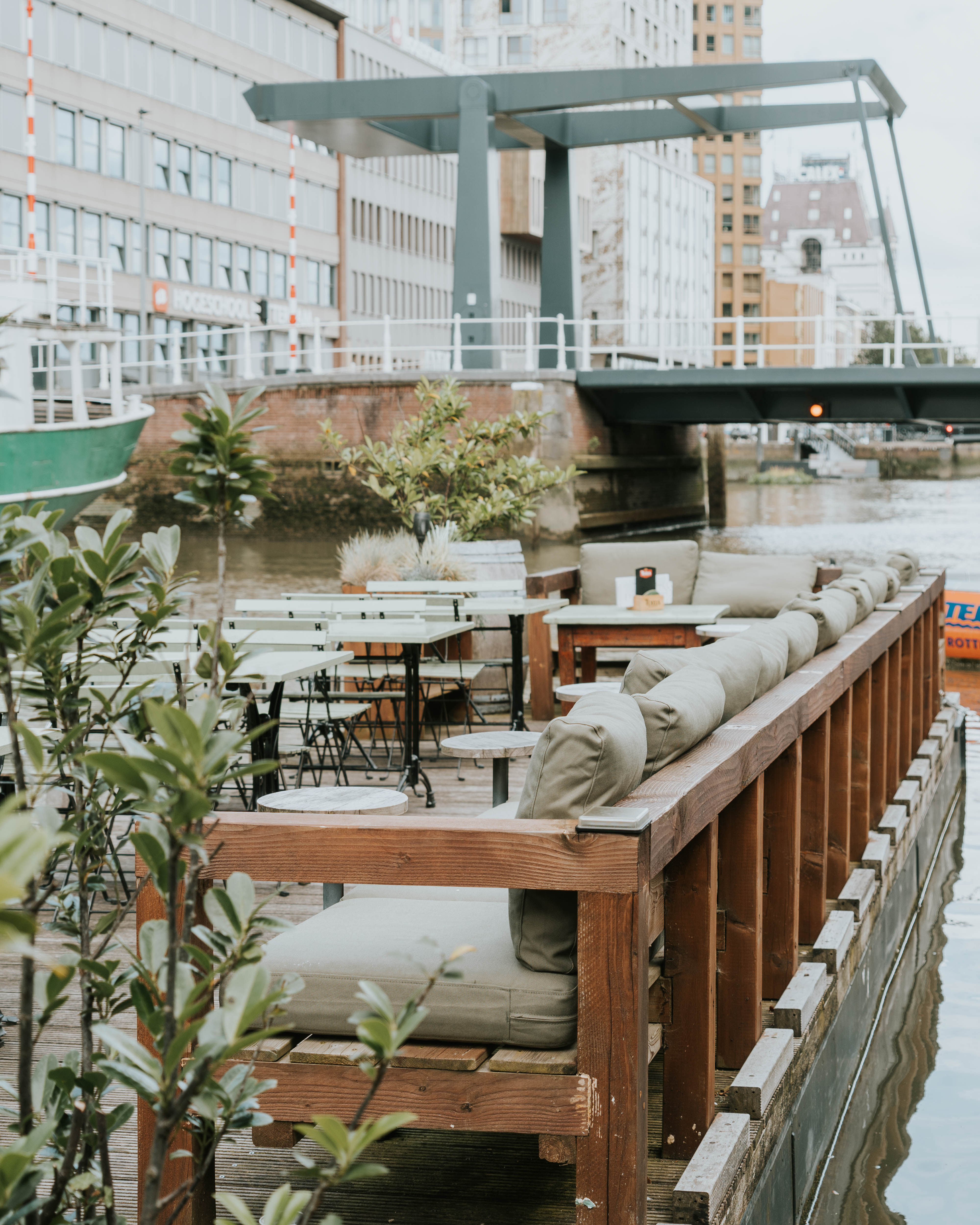FLOATS restaurant